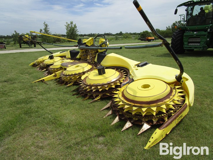 2022-john-deere-772-image-1