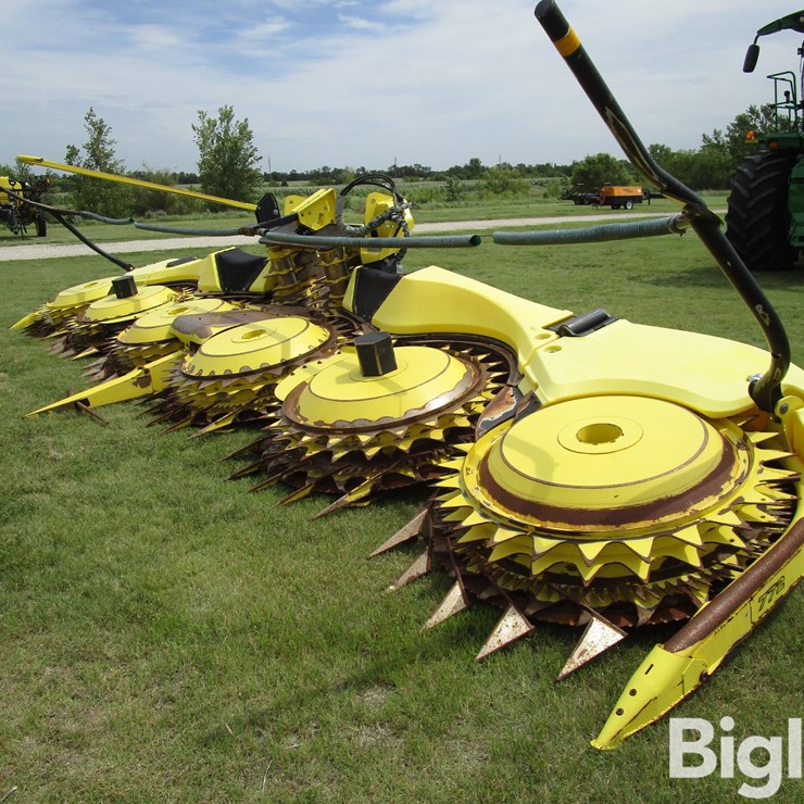 2022 JOHN DEERE 772
