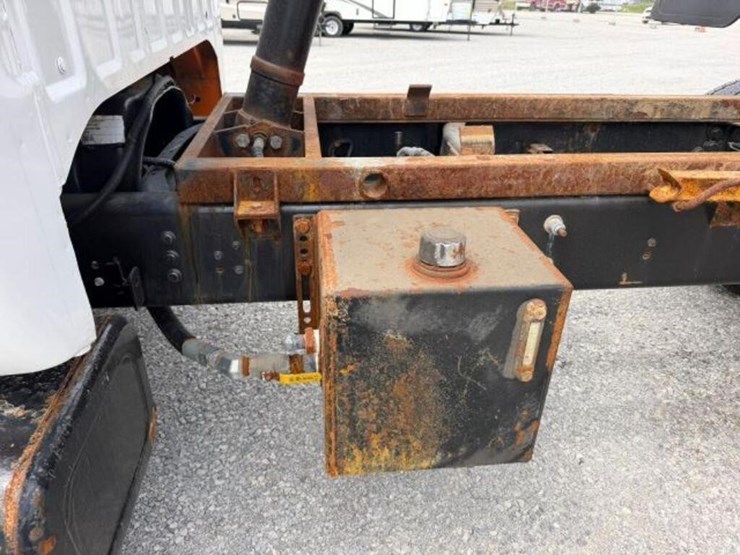 2022-ford-f650-xl-image-27