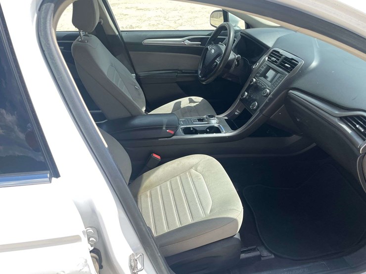 2020-ford-fusion-4-door-sedan-(151,145-miles)-image-18