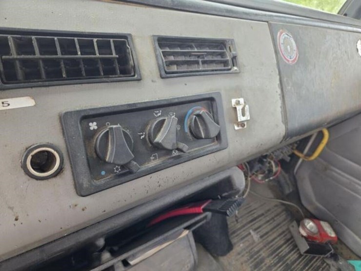 2000-freightliner-fl80-image-34