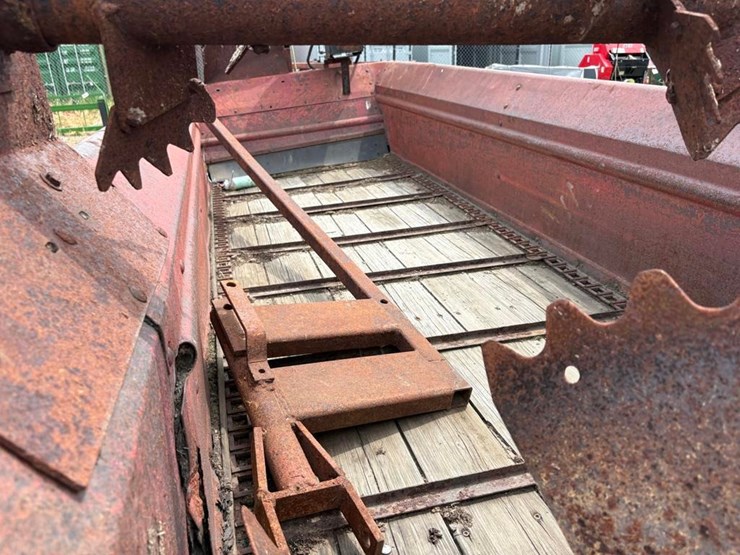 new-holland-manure-spreader-image-11
