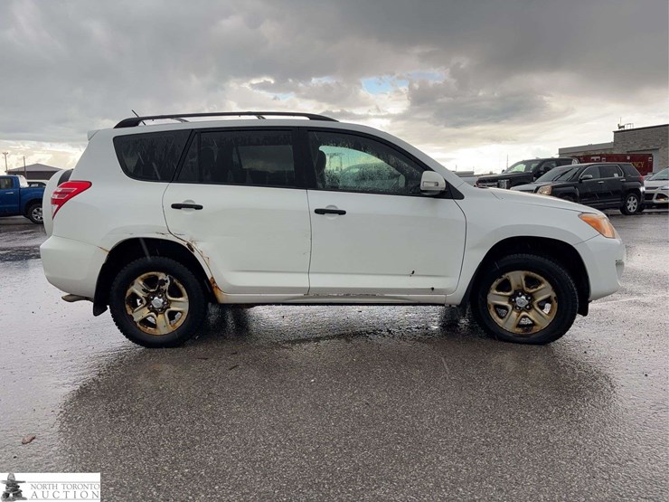 2011-toyota-rav4-image-4