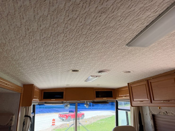 #1490-•-2001-winnebago-adventurer-image-127
