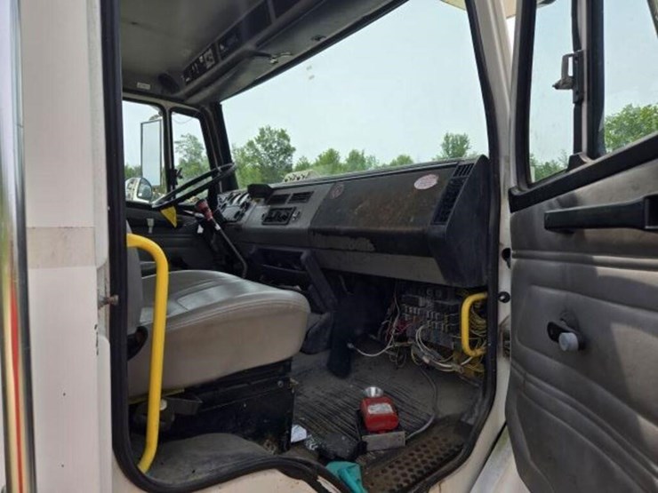 2000-freightliner-fl80-image-37