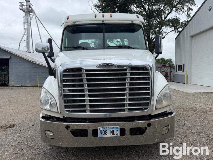 2012-freightliner-cascadia-113-image-2