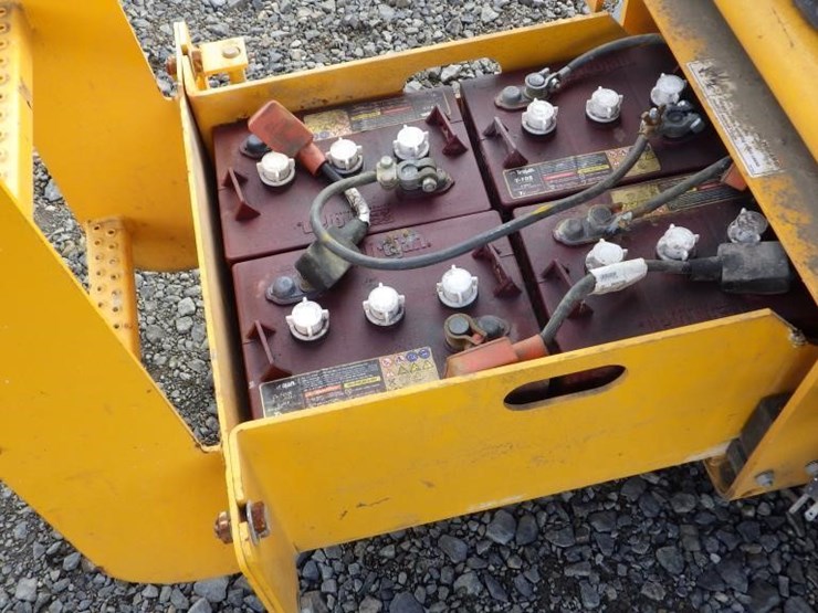 2015-haulotte-2632e-scissor-lift-image-14
