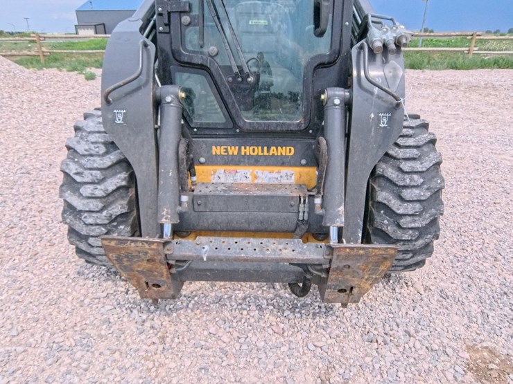 2017-new-holland-l230-image-10