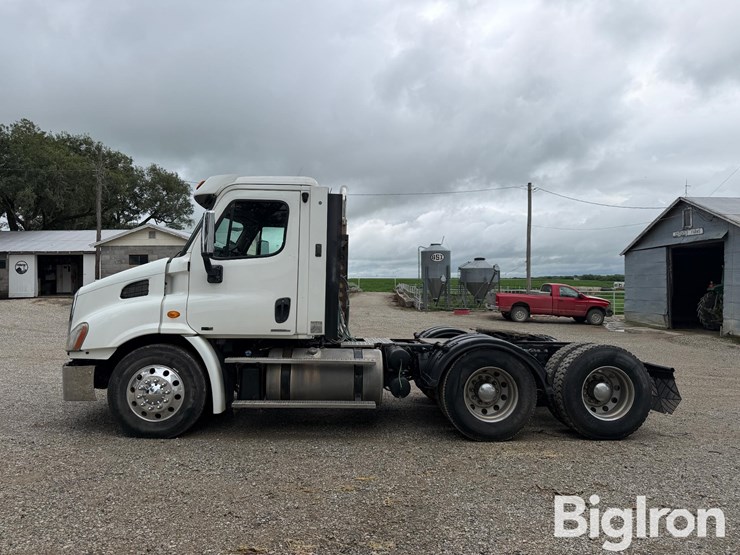 2012-freightliner-cascadia-113-image-8