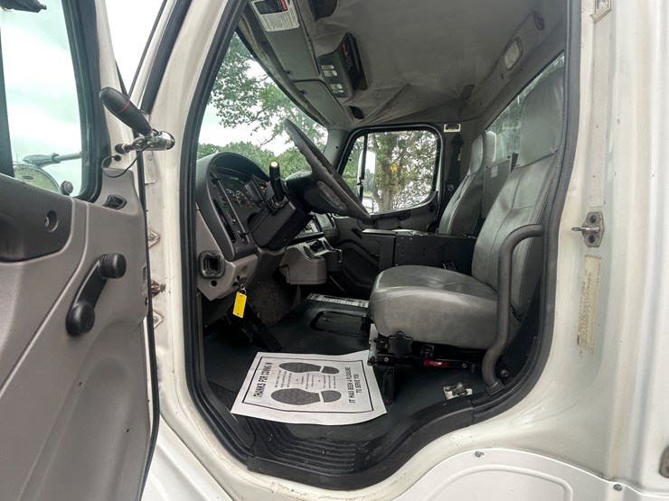 #1088-•-2009-freightliner-bucket-truck-image-42