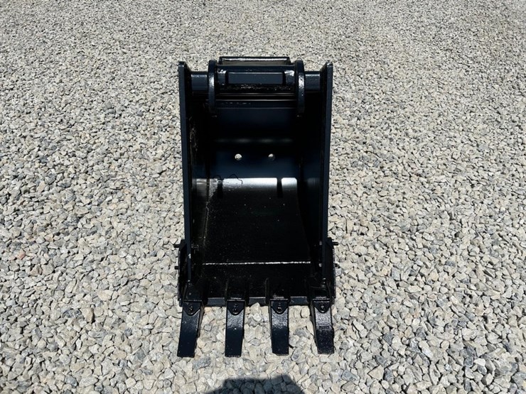18"-x-change-bucket-for-a-bobcat-excavator-image-2