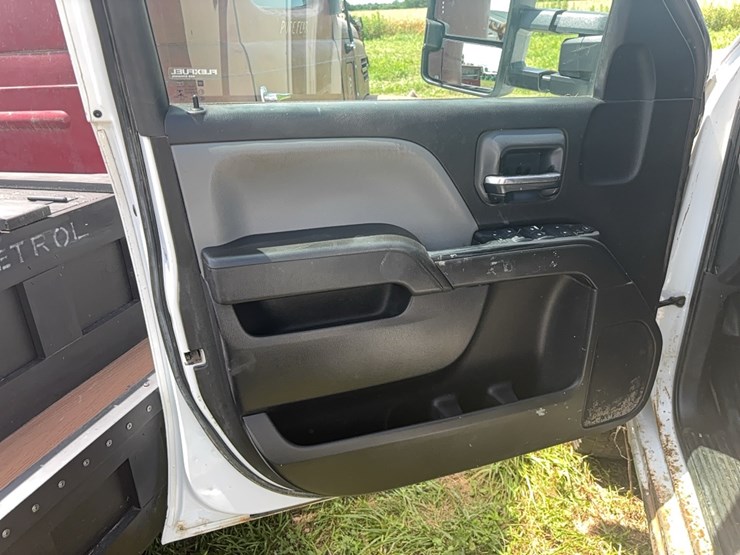 2016-chevrolet-2500-image-15