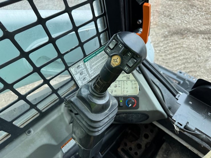 2015-bobcat-s570-image-22