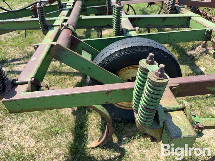 john-deere-16-image-16