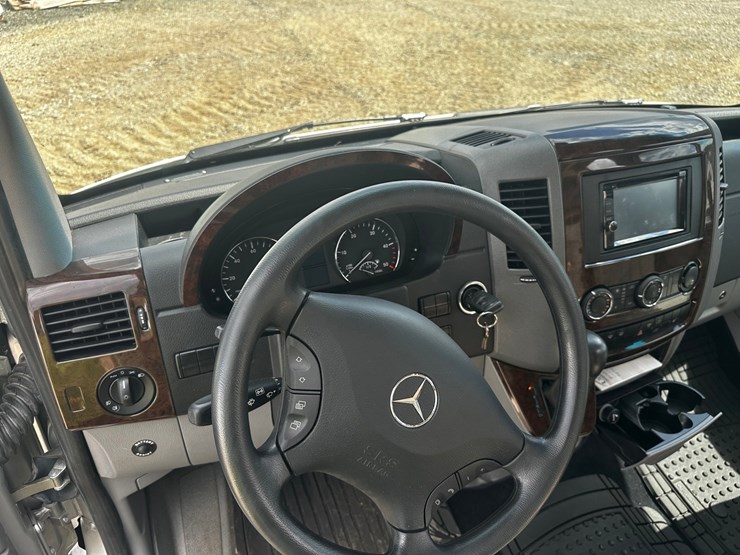 #2492-•-2014-mercedes-benz-airstream-motorhome-image-40
