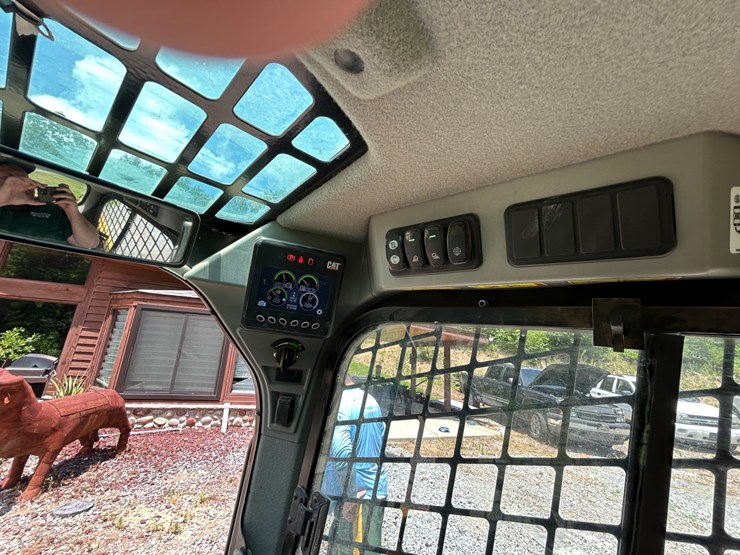2025-caterpillar-259d3-image-18