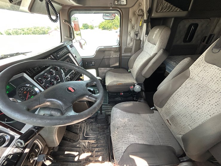 2013-kenworth-w900-image-12