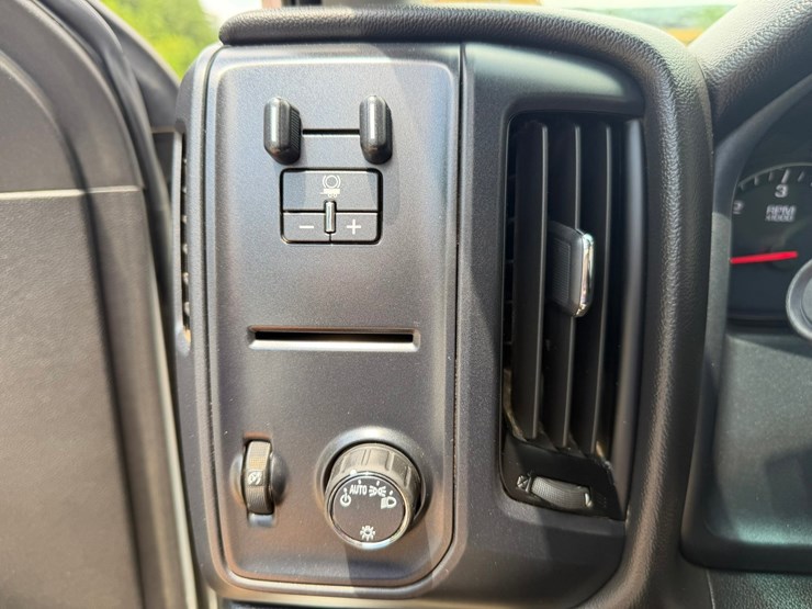 2019-chevrolet-silverado-1500-image-35