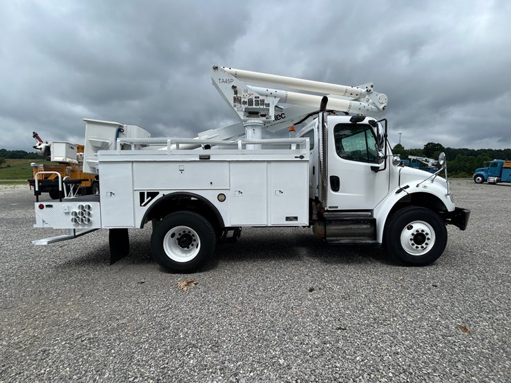 #1088-•-2009-freightliner-bucket-truck-image-9