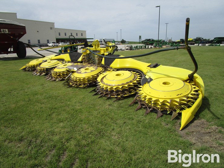 2019-john-deere-772-image-1
