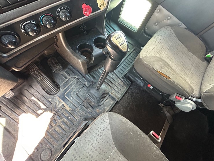 2013-kenworth-w900-image-14