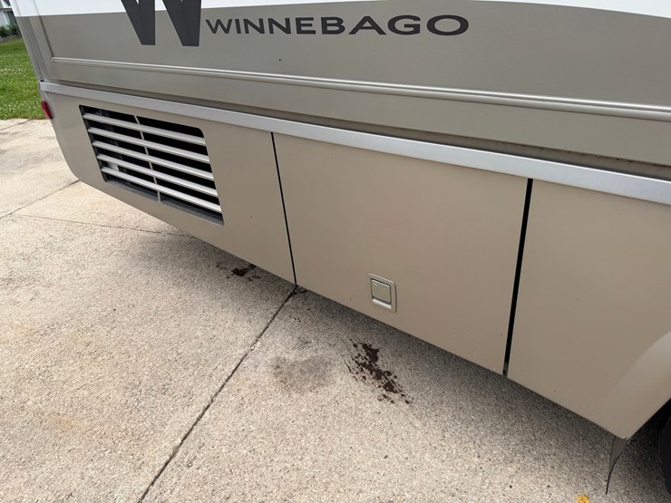 #1490-•-2001-winnebago-adventurer-image-39