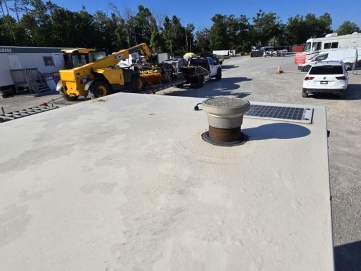 2019-caterpillar-xq230-image-35