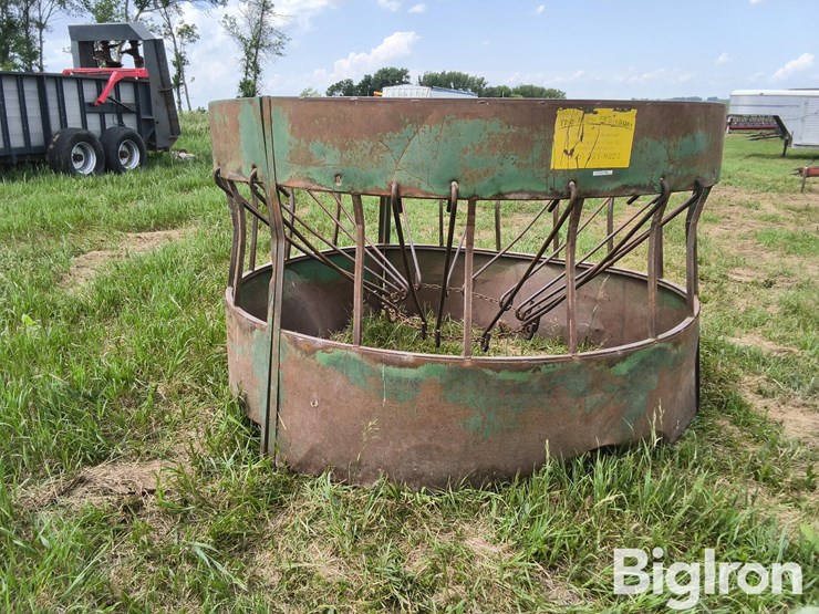 the-hay-manager-bale-feeder-image-1