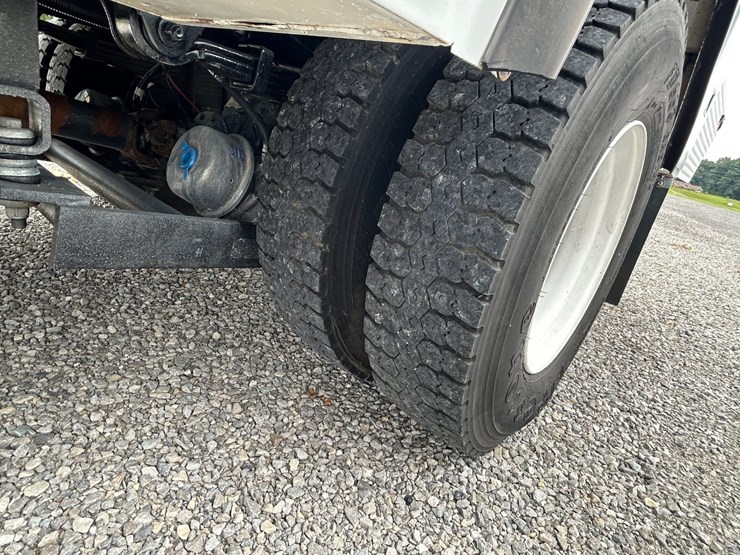 #1088-•-2009-freightliner-bucket-truck-image-4