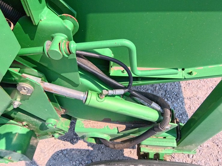 2009-john-deere-568-image-32