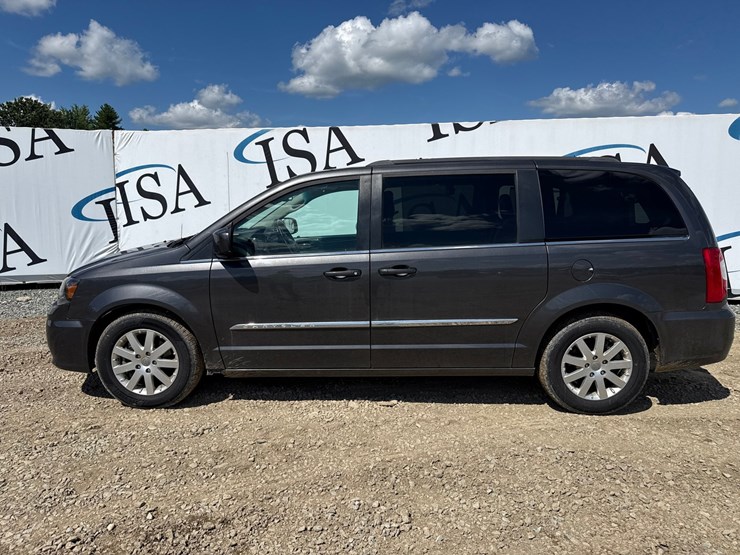 2016-chrysler-town-&-country-image-2