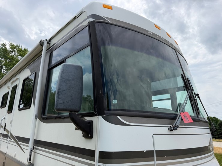 #1490-•-2001-winnebago-adventurer-image-30