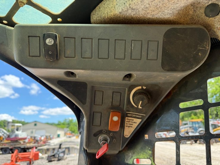 2016-deere-317g-image-22