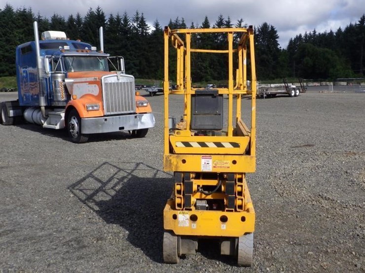 2015-haulotte-2632e-scissor-lift-image-2