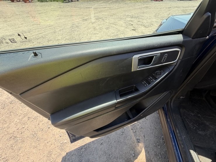 2020-ford-explorer-image-31