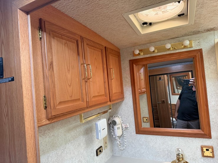 #1490-•-2001-winnebago-adventurer-image-97
