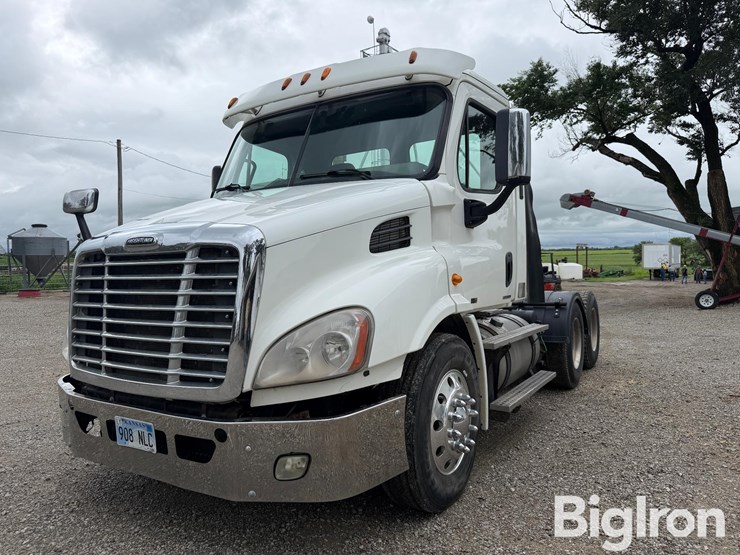 2012-freightliner-cascadia-113-image-1