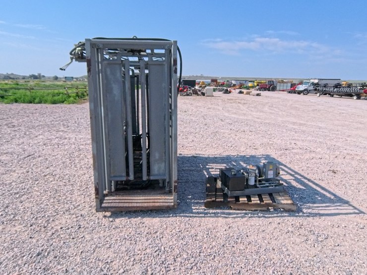 #1089-•-pearson-hydraulic-squeeze-chute-image-9