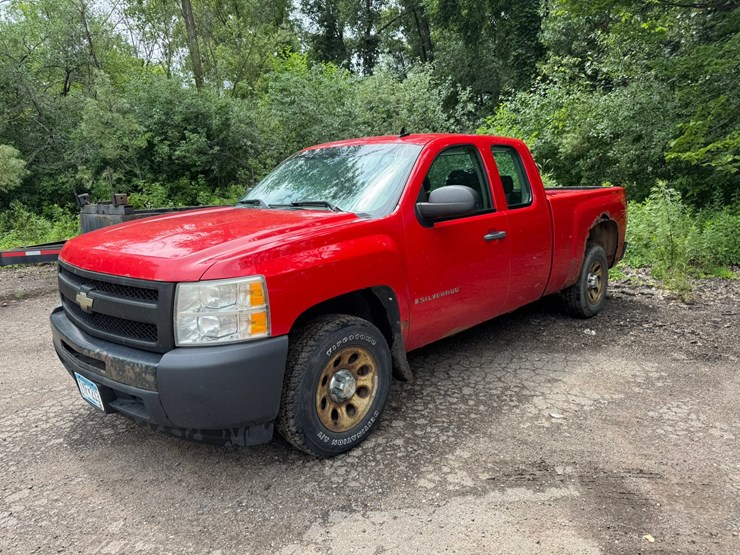 #1868-•-2009-chevy-silverado-pickup-truck-image-1