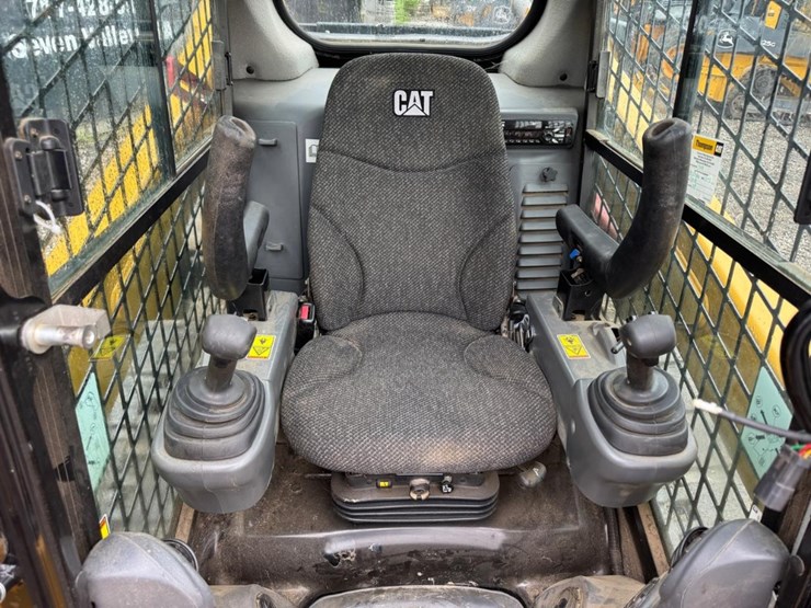 2015-caterpillar-259d-image-23