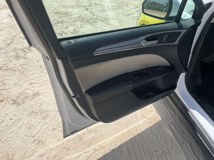 2020-ford-fusion-4-door-sedan-(151,145-miles)-image-9