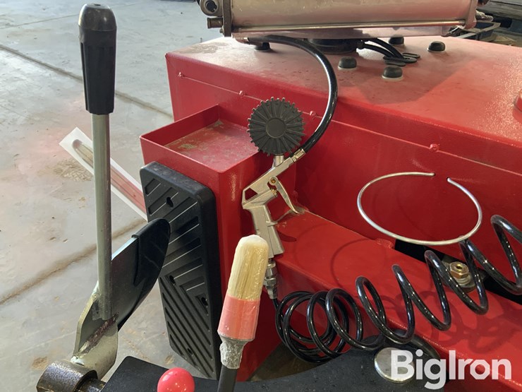 2025-massey-ferguson-730-image-16