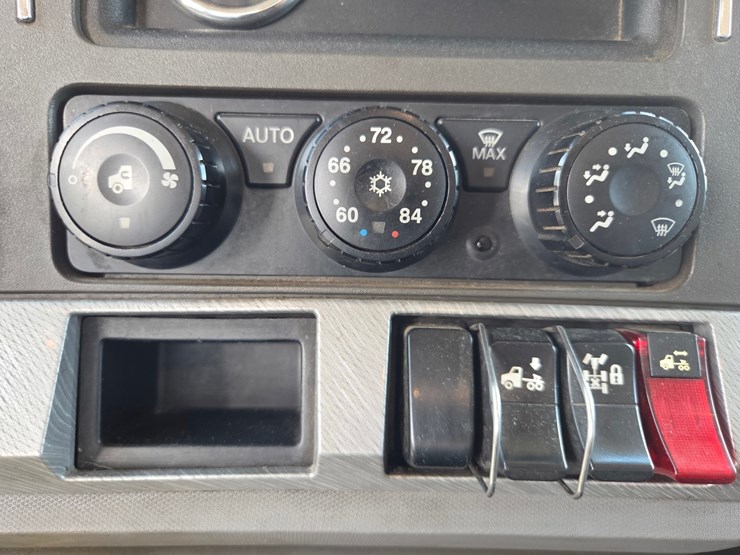 2015-kenworth-t680-image-55