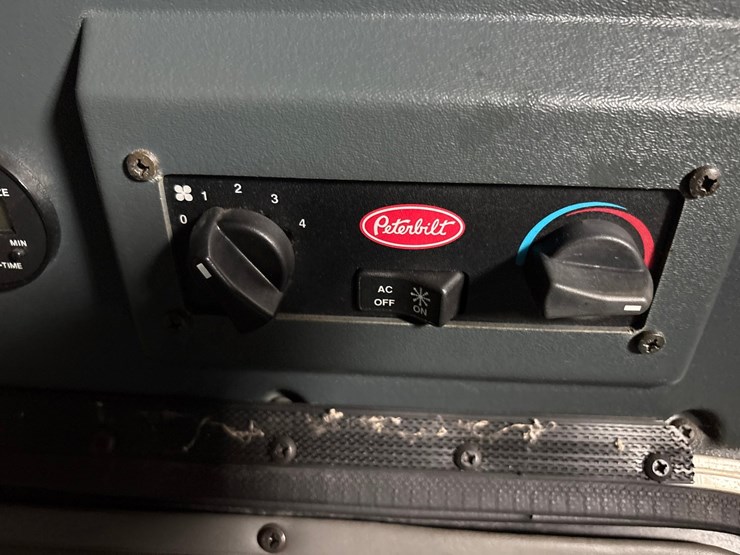 2000-peterbilt-377-image-44