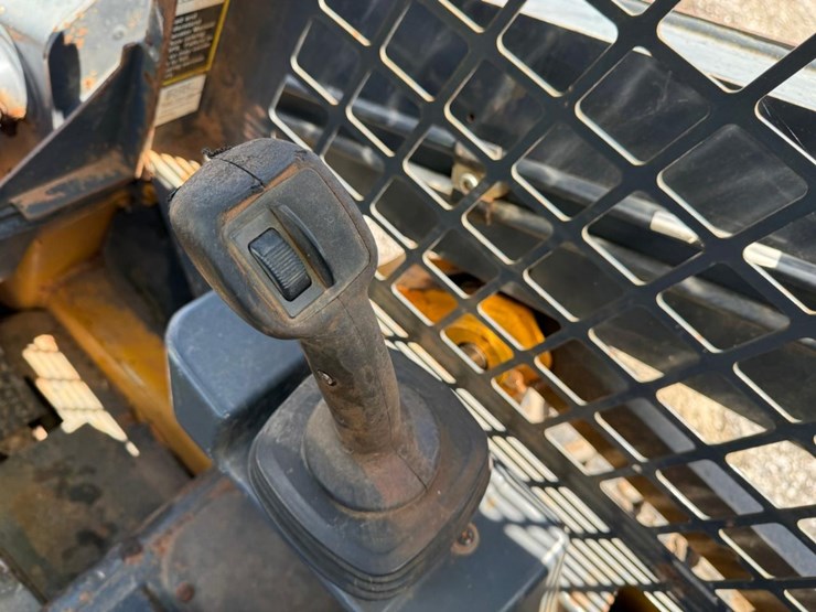 2016-deere-317g-image-21