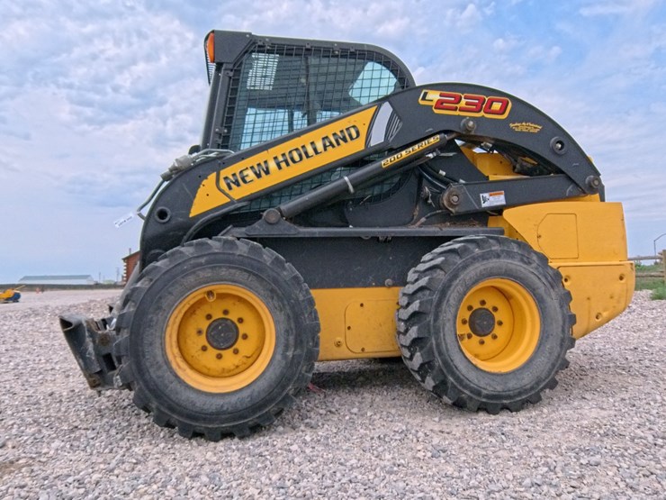 2017-new-holland-l230-image-1