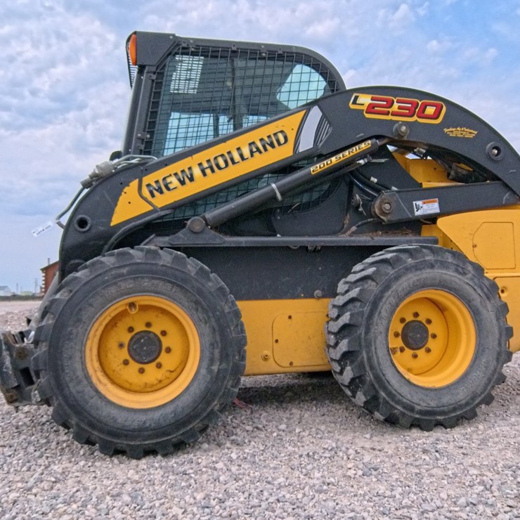 2017 NEW HOLLAND L230