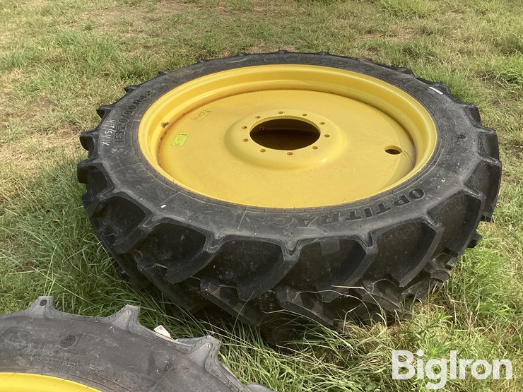 john-deere-320-image-4