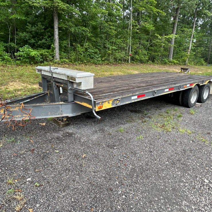 #31 • 1986 CZ TANDEM AXLE EQUIPMENT TRAILER