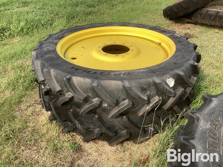 john-deere-320-image-5